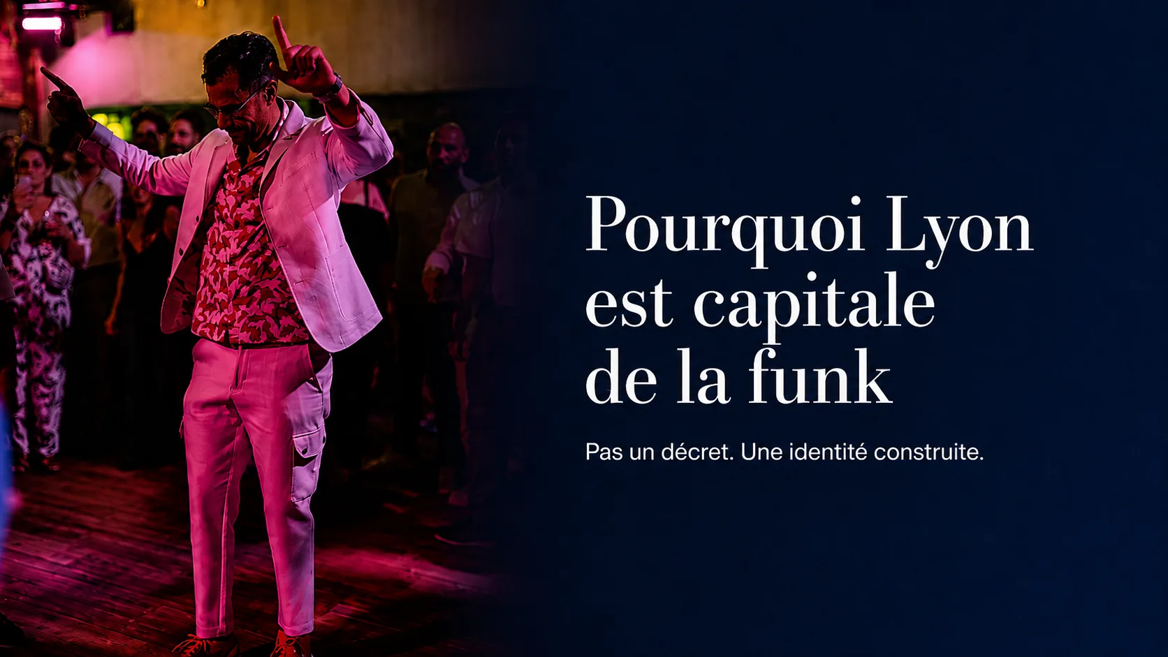 Belgacem Ben Mokdad en costume rose dansant sur la piste lors d'une soirée Lyon Capitale Funk
