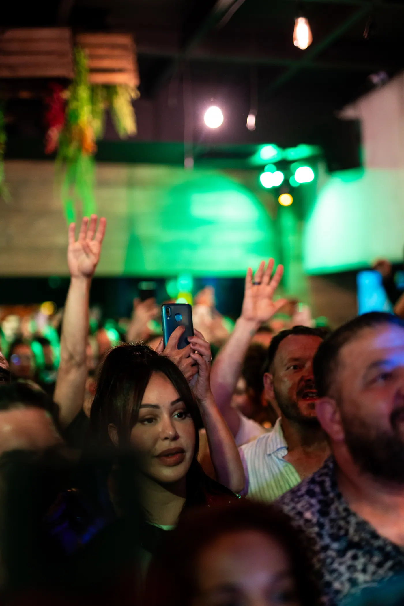 Foule mains levées