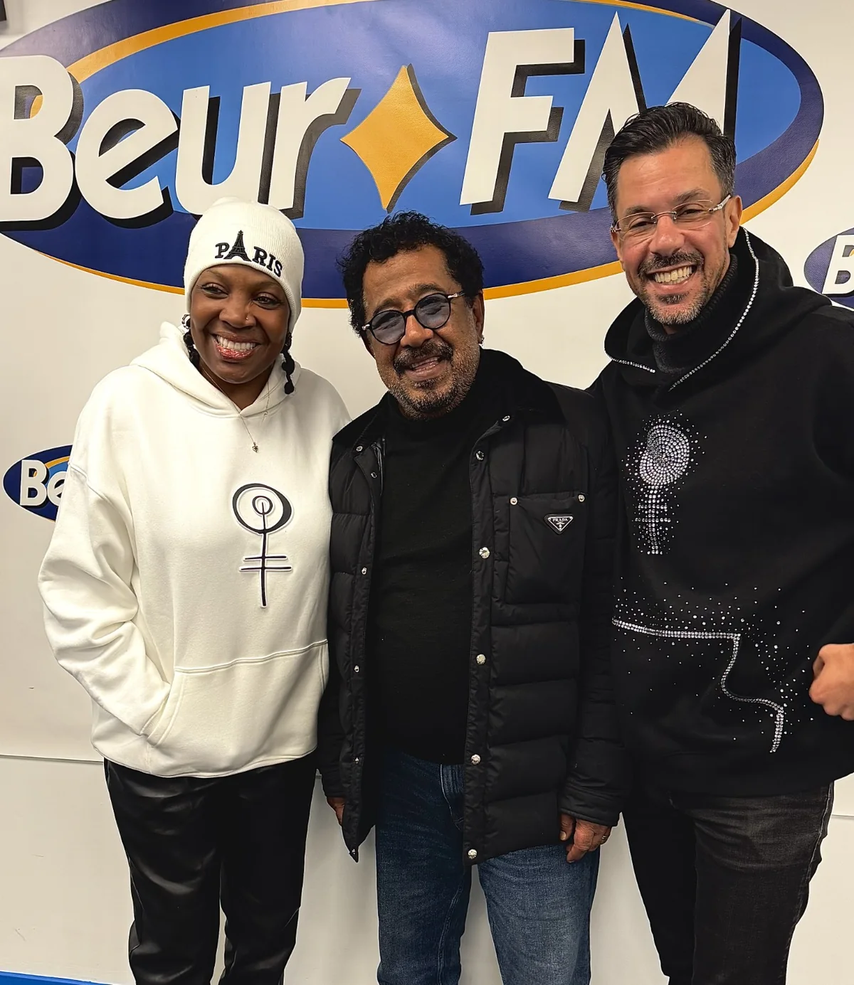 Carmen Clayton et Khaled avec un invité lors de leur rencontre dans les studios de Beur FM